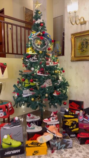 Neeraj Madhav Instagram - Happy Kicks'Mas 👟 🎄 #christmas #sneakertree

📸  @shamil_zyn 🎄@amarnathanil_