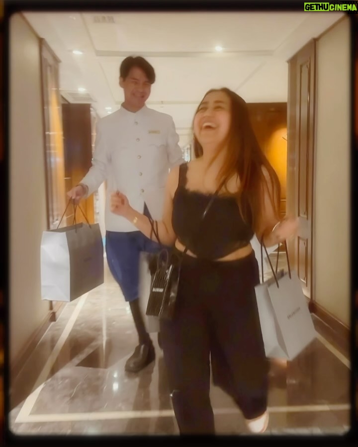 Neha Kakkar Instagram - Them: What do you love most about Travelling? Me: Shopping! 🐰