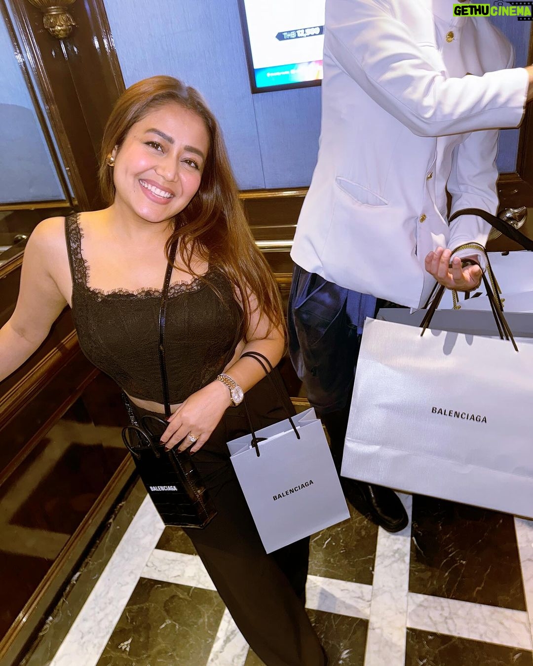 Neha Kakkar Instagram - Them: What do you love most about Travelling? Me: Shopping! 🐰