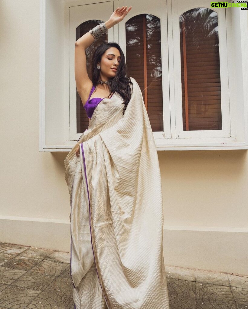 Neha Shetty Instagram - Life lately : Chapter 4 Styled by @rashmitathapa Wearing @surmaye_ Accessories @tantra.brassjewellery Beauty @makeupbymadhushreeganapathy Shot by @the_pixel_farmer