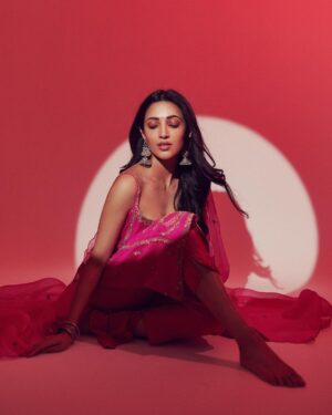 Neha Shetty Instagram - What jhumka ? 💥

📸 @arifminhaz 
Styling: @jukalker
Styling team : @pratimajukalkar
Outfit: @pinkcitybysarika @dipublicrelations
Jewellery: @abhilasha_pret_jewelry
MUA : @makeupbymadhushreeganapathy @durgarao_kvv