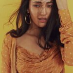 Neha Shetty Instagram - C you on the citrusy side 🍊 📸 @arifminhaz Styled by @jukalker Styling team @pratimajukalkar Outfit @vasavishahlabel via @auorstudio Earrings @radhikaagrawalstudio Makeup & Hair @makeupbymadhushreeganapathy @durgarao_kvv