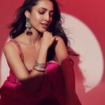 Neha Shetty Instagram - What jhumka ? 💥 📸 @arifminhaz Styling: @jukalker Styling team : @pratimajukalkar Outfit: @pinkcitybysarika @dipublicrelations Jewellery: @abhilasha_pret_jewelry MUA : @makeupbymadhushreeganapathy @durgarao_kvv