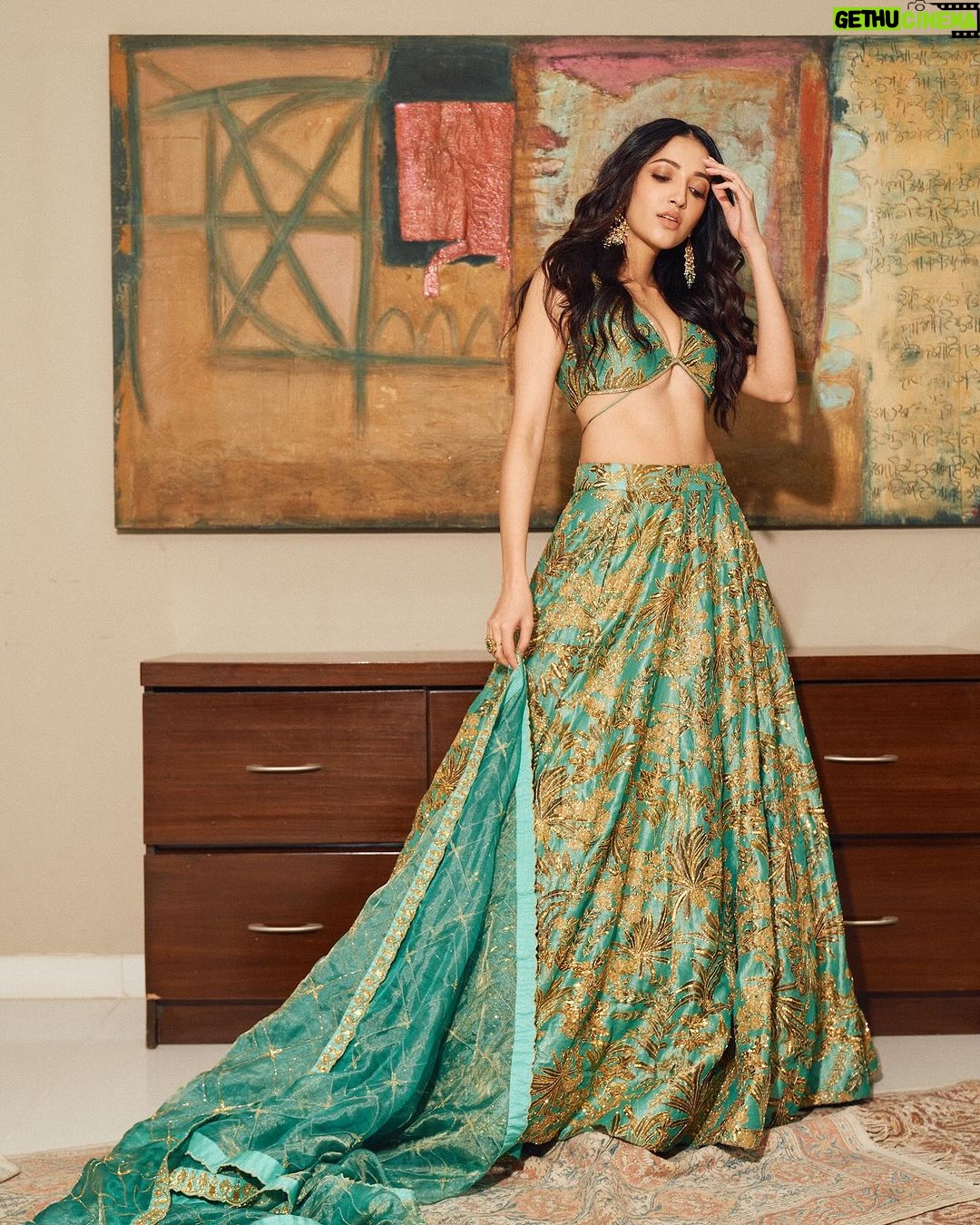 Neha Shetty Instagram - I ain’t no painter but you got the picture (: Stylist : @jukalker Outfit : @printsbyradhika Jewellery: @karnikajewelshyd Makeup Artist : @makeupby_prarthana Hairstylist : @hairbyrajabali Photographer: @ishan.n.giri