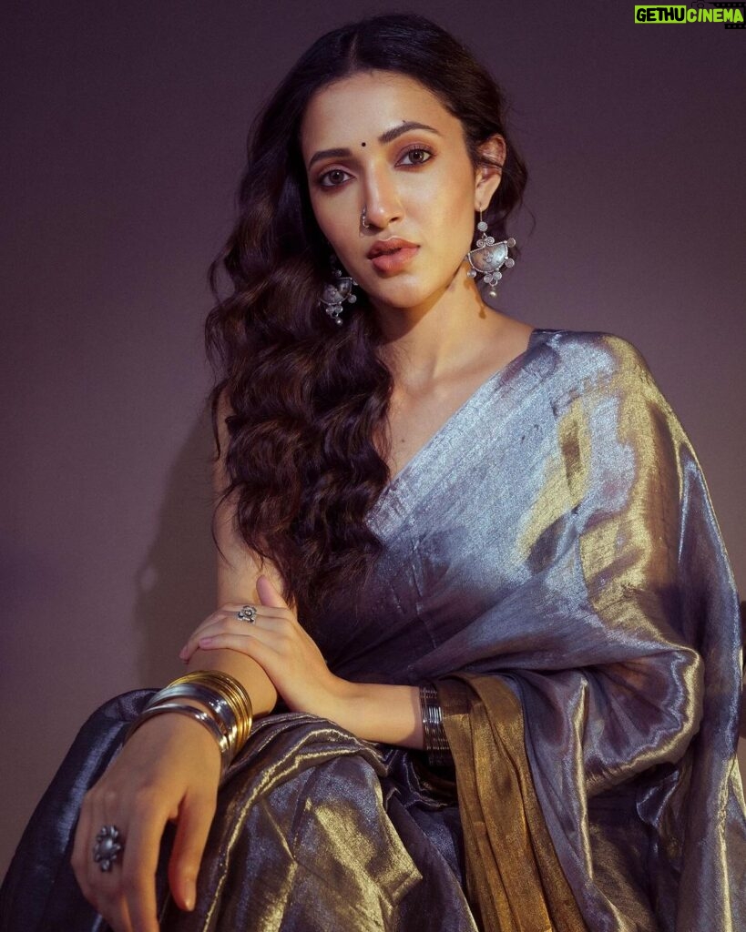 Neha Shetty Instagram - 🩶💫 Styled by @rashmitathapa Wearing @hutsandlooms Jewellery @abhilasha_pret_jewelry Makeup @makeupbymadhushreeganapathy Shot by @puchi.photography Styling team @tedhimedhi