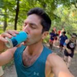 Nev Schulman Instagram - Drinking while running? Don’t knock it ‘til you try it 🤪 @athleticbrewing is the only brew I need while getting in some miles 🍻 #AthleticBrewing #FitForAllTimes #ad