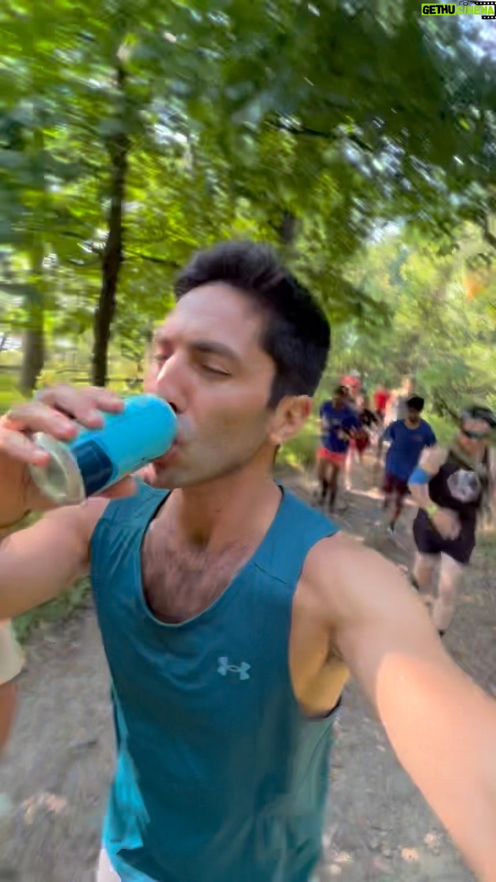 Nev Schulman Instagram - Drinking while running? Don’t knock it ‘til you try it 🤪 @athleticbrewing is the only brew I need while getting in some miles 🍻 #AthleticBrewing #FitForAllTimes #ad