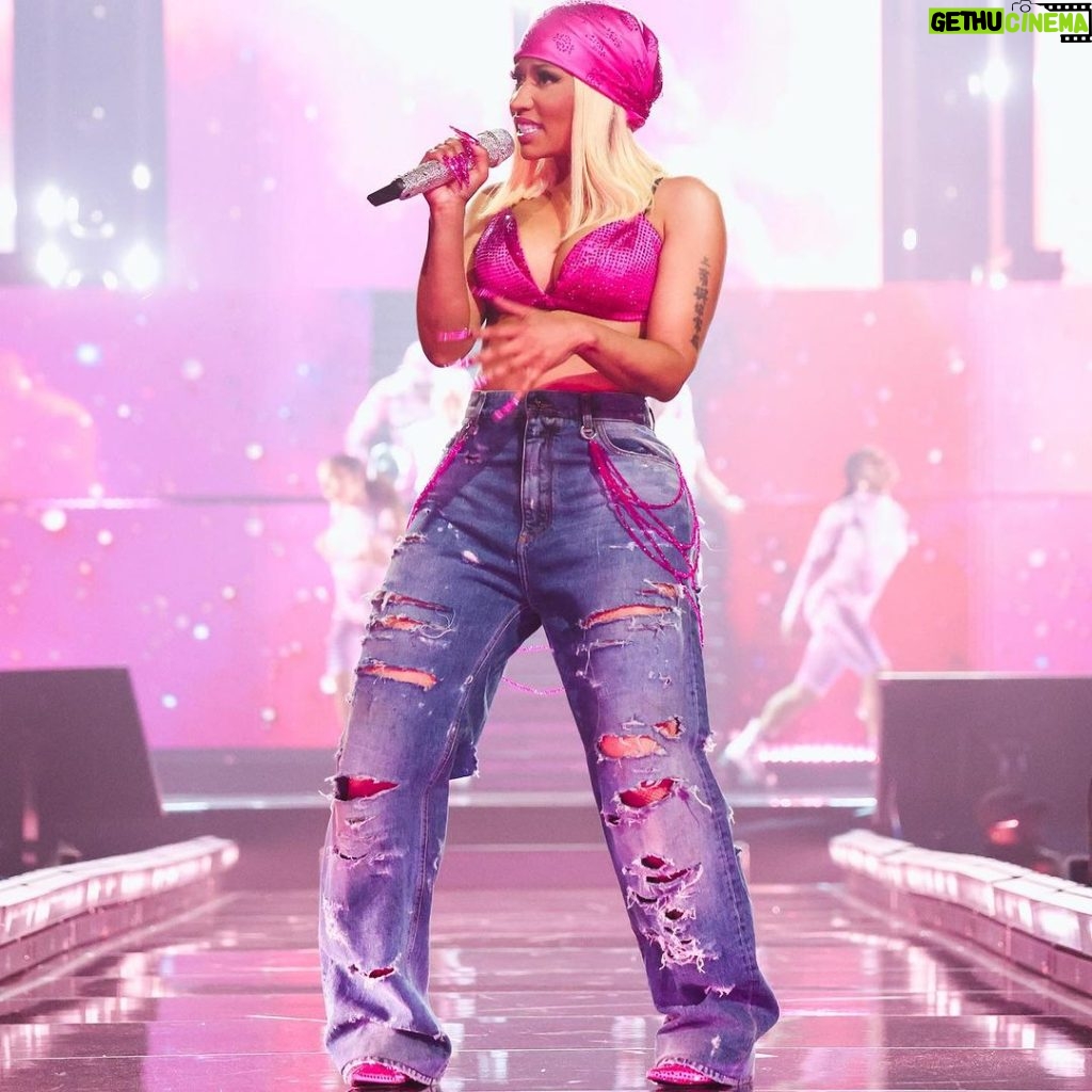 Nicki Minaj Instagram - 📸: @kevinmazur & @gettyentertainment #GAGCITY is so grateful to the world’s best designers for being apart of the #PinkFridayWORLDTour: @xi.scorpii.official @valdrinsahiti @off____white @dolcegabbana ✨More designers & more custom pieces have flown out to #GAGCity 😉🎀 #OAKLAND your energy last night made my first show of this tour magical. Truly what dreams are made of. Thank you. From my heart. Thank you. #Denver, welcome to #GAGCITY. Get some rest. See you tmrw 😉😘🎀🫶🏽 I have the best team on earth + I have the best barbz on earth #HeavyOnIt