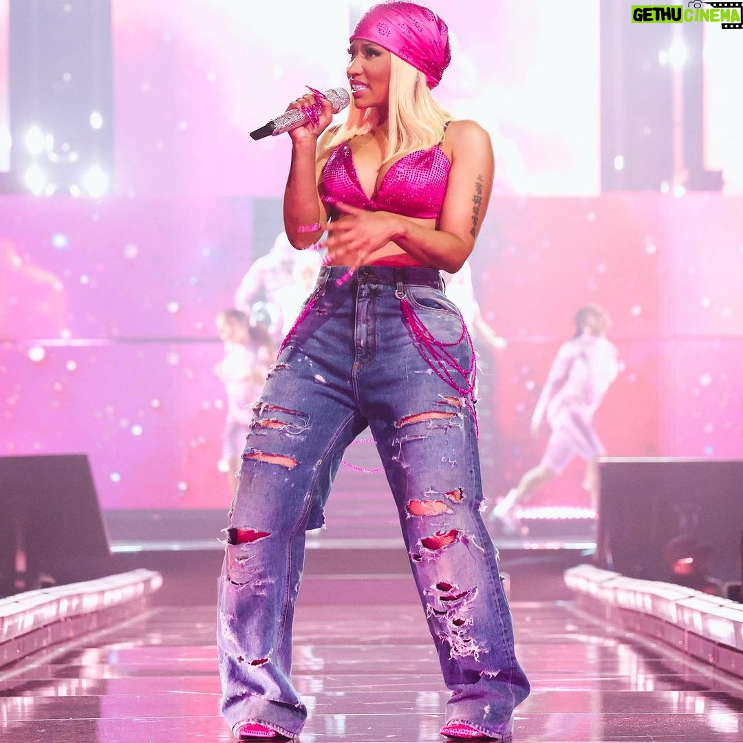 Nicki Minaj Instagram - ๐ธ: @kevinmazur & @gettyentertainment #GAGCITY is so grateful to the worldโs best designers for being apart of the #PinkFridayWORLDTour: @xi.scorpii.official @valdrinsahiti @off____white @dolcegabbana โจMore designers & more custom pieces have flown out to #GAGCity ๐๐ #OAKLAND your energy last night made my first show of this tour magical. Truly what dreams are made of. Thank you. From my heart. Thank you. #Denver, welcome to #GAGCITY. Get some rest. See you tmrw ๐๐๐๐ซถ๐ฝ I have the best team on earth + I have the best barbz on earth #HeavyOnIt
