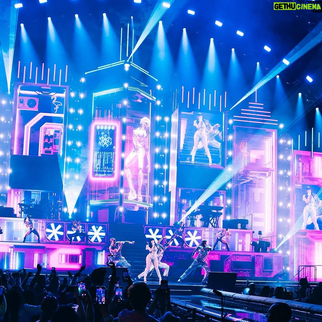 Nicki Minaj Instagram - #Oakland you were a dream come true. Thank you. 🙏🏽🎀🎫 #GAGCITY #PinkFriday2WORLDTour