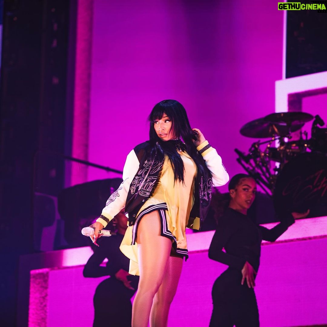 Nicki Minaj Instagram - #Oakland you were a dream come true. Thank you. 🙏🏽🎀🎫 #GAGCITY #PinkFriday2WORLDTour