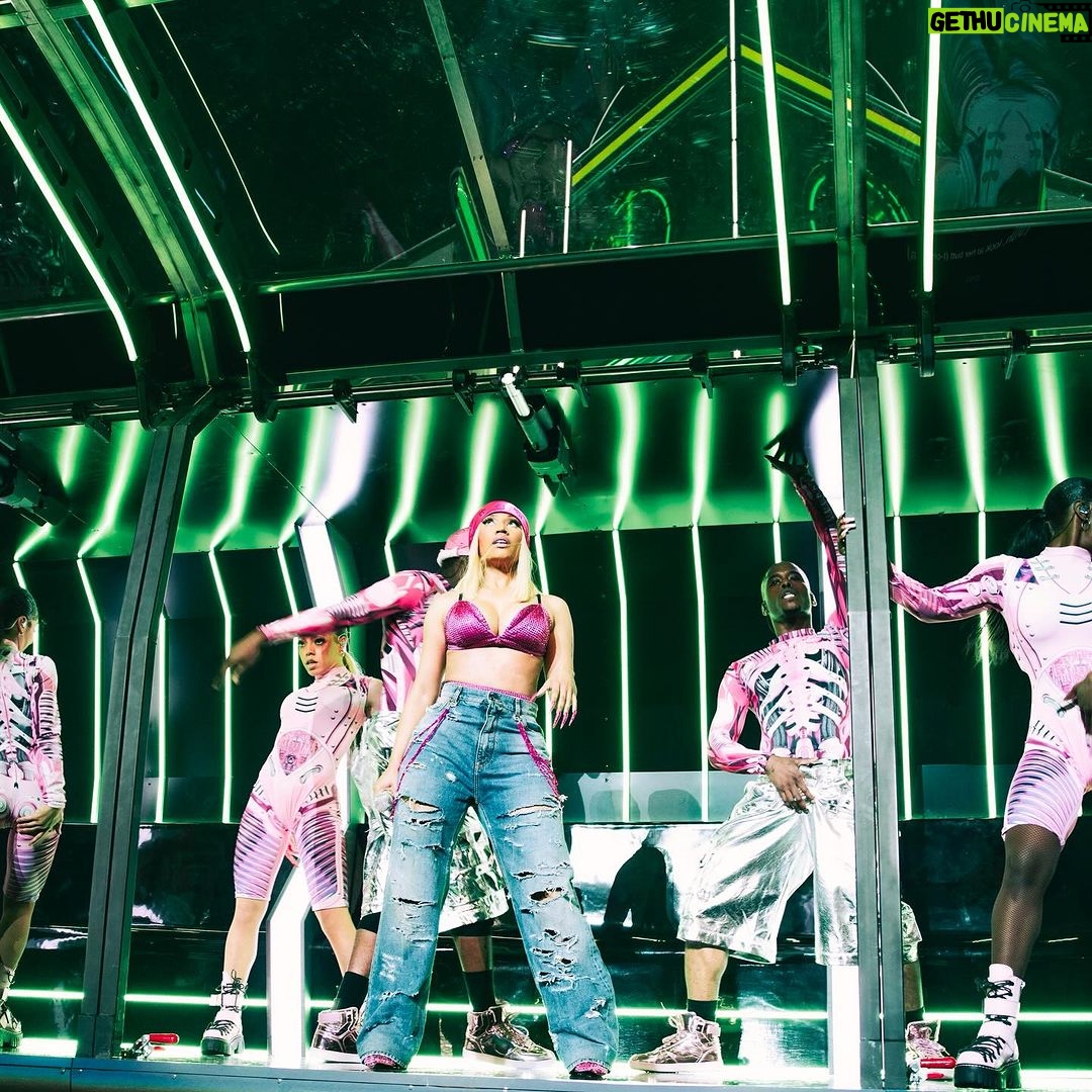 Nicki Minaj Instagram - #Oakland you were a dream come true. Thank you. 🙏🏽🎀🎫 #GAGCITY #PinkFriday2WORLDTour