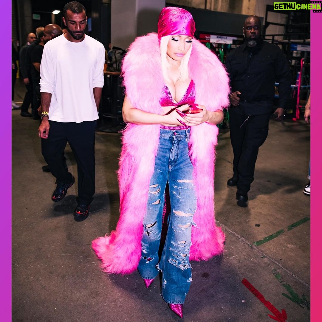 Nicki Minaj Instagram - #Oakland you were a dream come true. Thank you. 🙏🏽🎀🎫 #GAGCITY #PinkFriday2WORLDTour