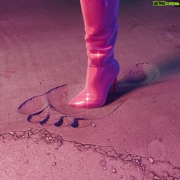 Nicki Minaj Instagram - 30 mins left 🦶#BigFoot