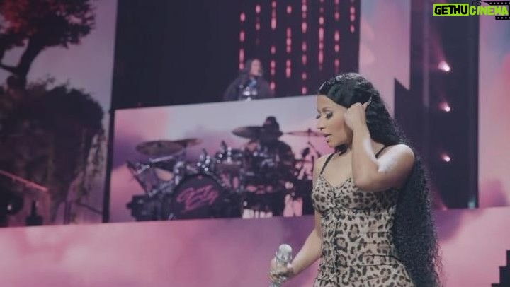 Nicki Minaj Instagram - #LasVegas I canβt thank you enough. Another sold out ARENA. yβall showed UP & showed OUT!!!!!! - more designers have come to #GAGCity!!!! ππ«Άπ½ππβοΈ Thank you for these gorgeous pieces. ππ they are tagged in each video. Doing another post right after this ππ«Άπ½π LOVE YOU πΈ