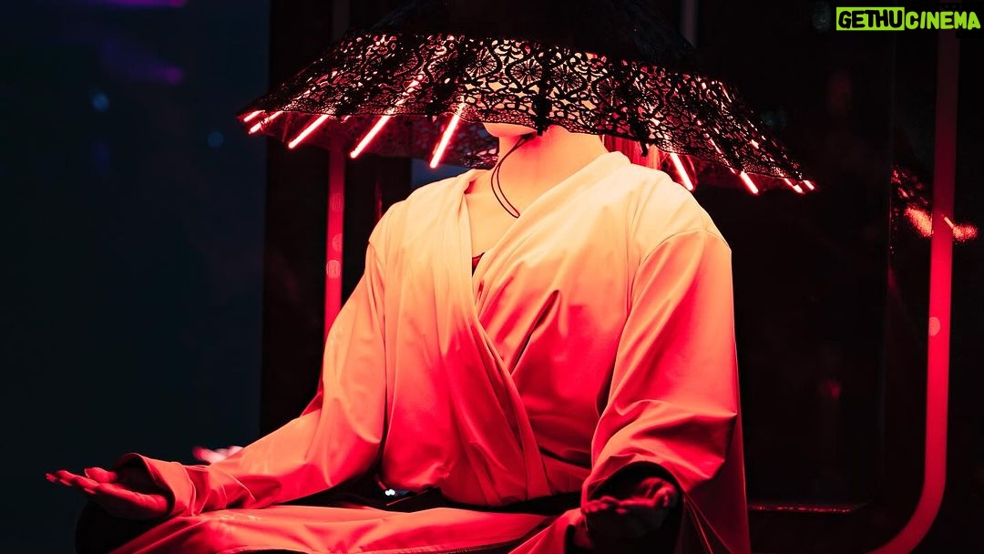Nicki Minaj Instagram - I’m so grateful & I won’t stop saying it. You guys are just what the doctor ordered. 🫶🏽 thank you. For Vegas, we did an all silver crystalized Versace look for the first Act of the show. Head to toe. Thank you to their entire team for being so sweet & lovely when they stopped by rehearsals a cpl weeks ago. 🙏🏽 thank you @maherxjridi Las Vegas, Nevada