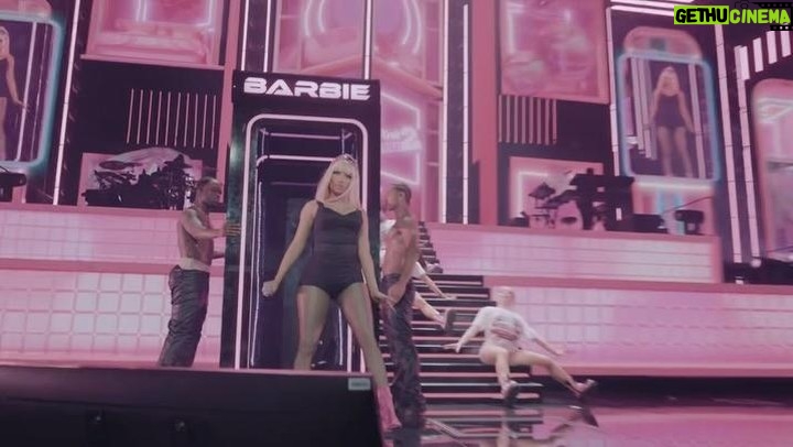 Nicki Minaj Instagram - #LasVegas I canβt thank you enough. Another sold out ARENA. yβall showed UP & showed OUT!!!!!! - more designers have come to #GAGCity!!!! ππ«Άπ½ππβοΈ Thank you for these gorgeous pieces. ππ they are tagged in each video. Doing another post right after this ππ«Άπ½π LOVE YOU πΈ