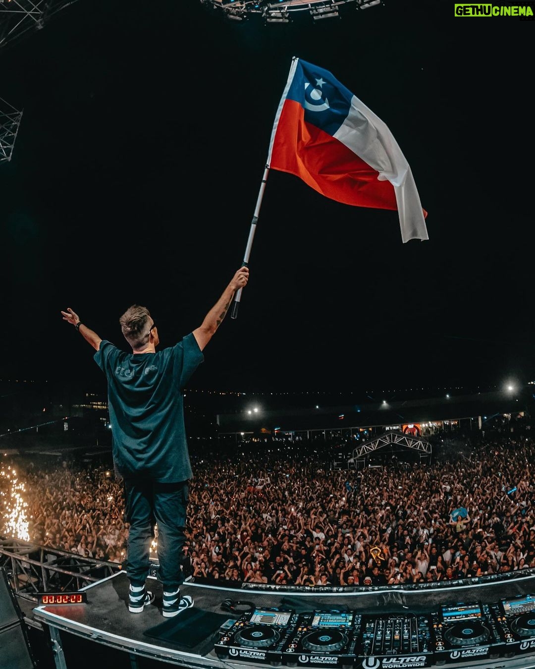 Nicky Romero Instagram - CHILE photodump! 🇨🇱 One of the most beautiful sceneries for a festival I’ve seen in a while. Te amo mucho ❤️ Santiago, Chile