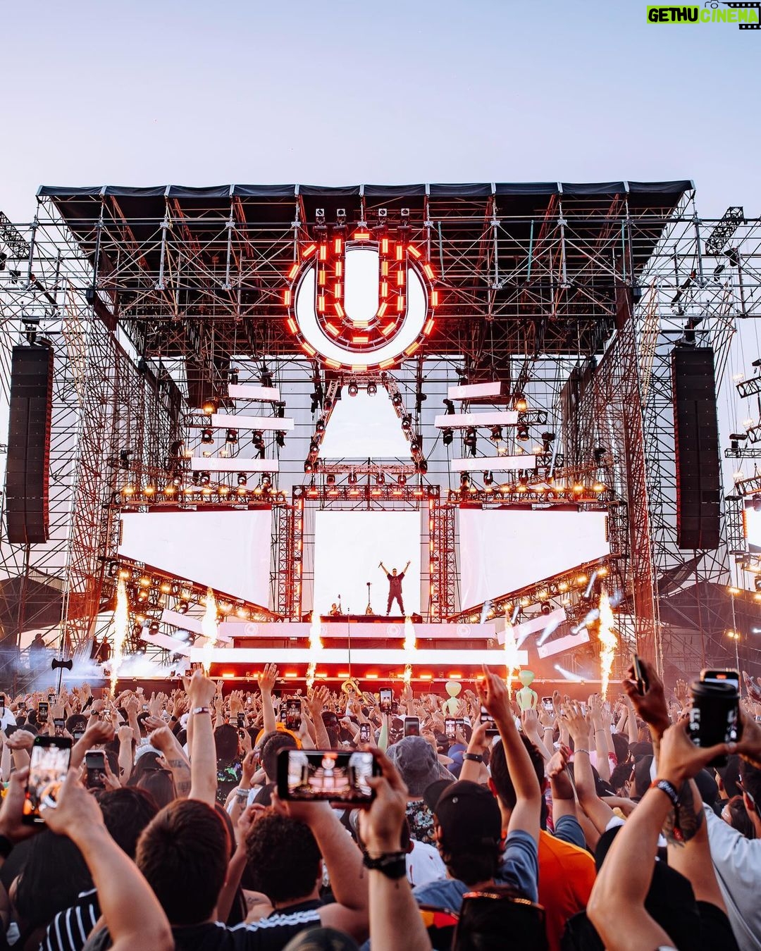 Nicky Romero Instagram - CHILE photodump! 🇨🇱 One of the most beautiful sceneries for a festival I’ve seen in a while. Te amo mucho ❤️ Santiago, Chile
