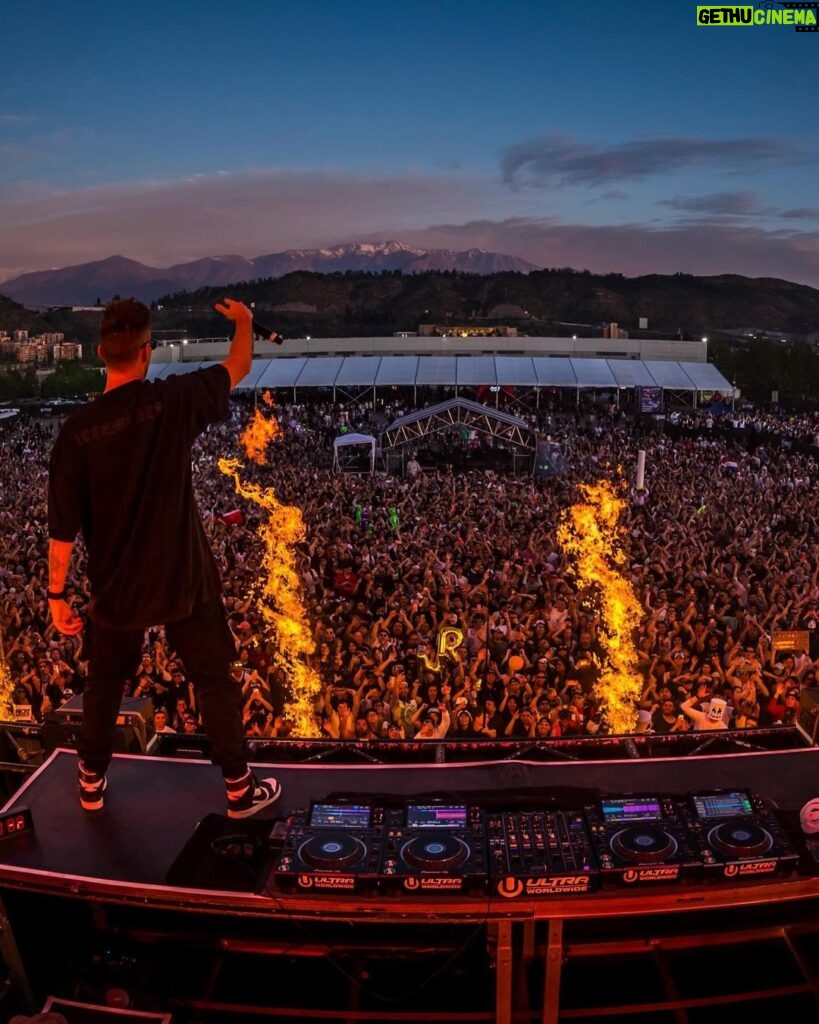 Nicky Romero Instagram - CHILE photodump! 🇨🇱 One of the most beautiful sceneries for a festival I’ve seen in a while. Te amo mucho ❤️ Santiago, Chile