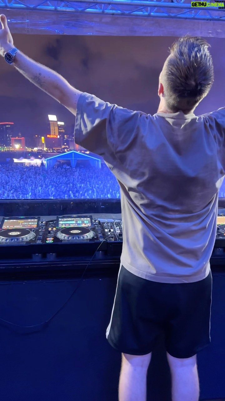 Nicky Romero Instagram - Desire coming soon 👀 thank you Hong Kong ✨ - 欲望很快即将. 👀謝謝香港✨
