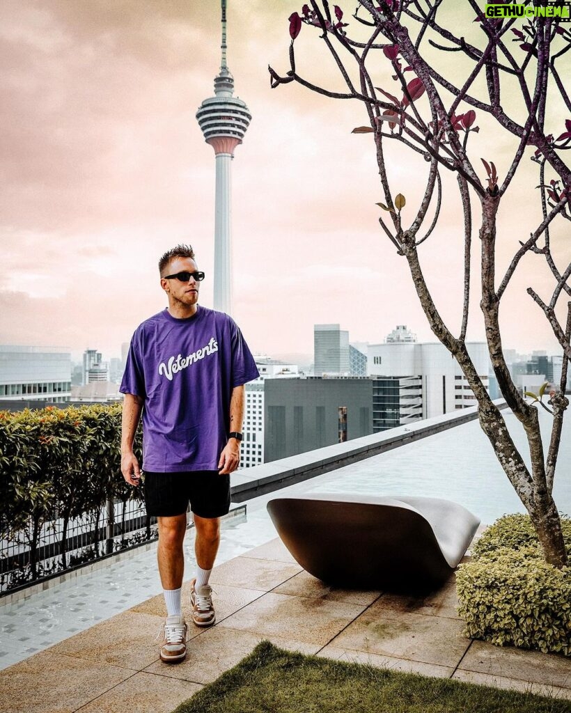 Nicky Romero Instagram - Around the world in one weekend, something beyond my dreams when I was a kid. 34.950km non stop incredible run from home to Asia ending in USA. Starting in Malaysia, then Thailand and celebrating NYE in Los Angeles 🤯 Where do you want me to go in 2024? 👇🏼 #thankful Kuala Lumpur, Malaysia