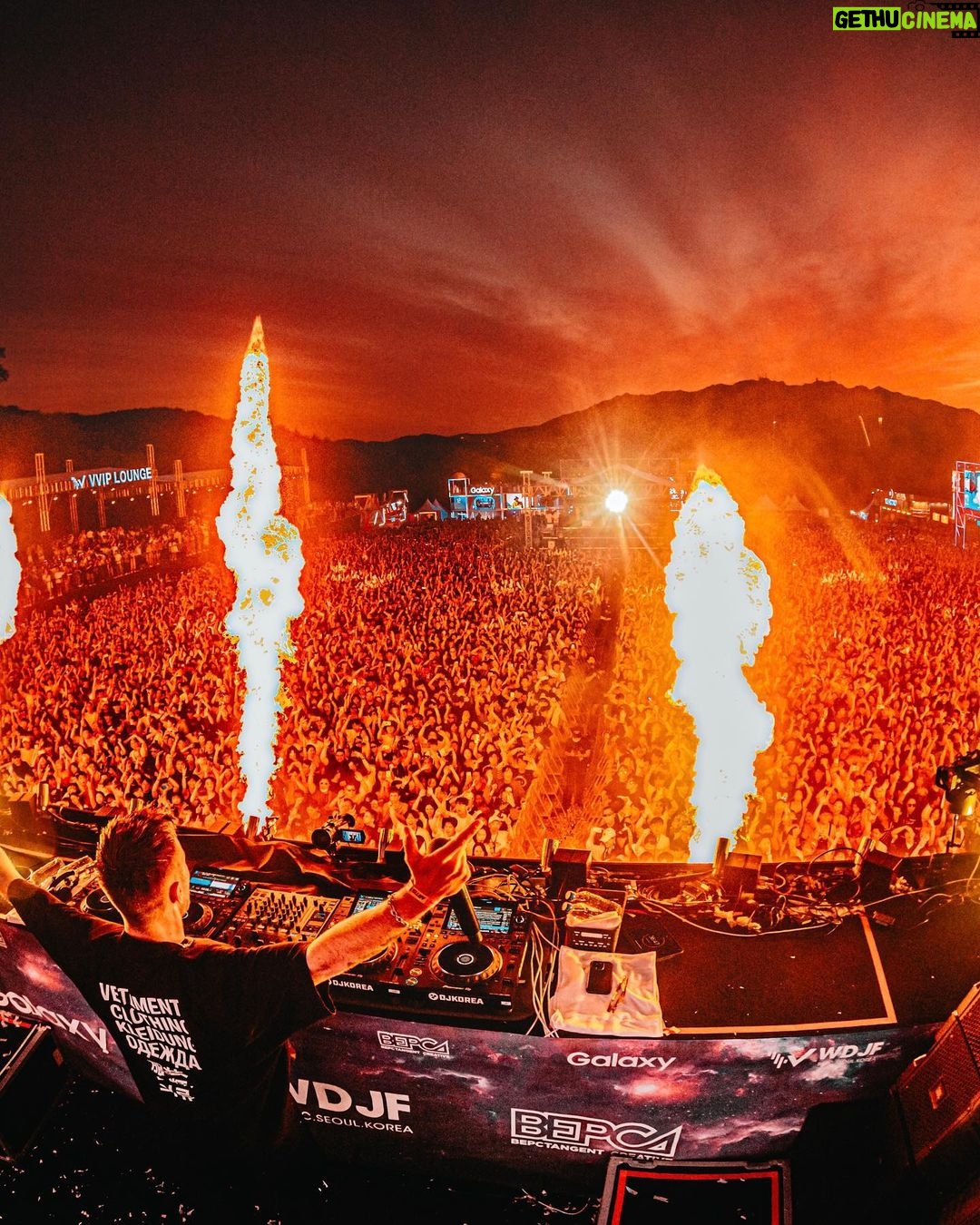 Nicky Romero Instagram - KOREA π°π· Its really hard to describe in words what we have witnessed last weekend, every single person in the crowd made the difference on this show. I have never seen so much unity, energy and love at one performance, thank you! β€οΈ Swipe for the memories λνλ―Όκ΅ λ§μΈ π°π· μ§λ μ£Όλ§ μ°λ¦¬κ° λͺ©κ²©ν νμ¬λ λ§λ‘ νν νμ§ λͺ»ν λ§νΌ μ’μμ΅λλ€. μ¬λ¬λΆλ€, ν μ¬λ ν μ¬λμ΄ μ΄ showλ₯Ό λ©μ§κ² λ§λ€μ΄ μ£Όμ
¨μ΅λλ€!!. ν 곡μ°μμ μ΄λ κ² λ§μ , μλμ§, μ¬λμ λ³Έ μ μ΄ μ§μ§ μ²μμ
λλ€. μ λ§λ‘ κ°μ¬ν©λλ€! β€οΈ μ¬μ§μ ν΅ν΄μ μΆμ΅μ λ΄κ²¨ λ΄€μ΅λλ€, Swipe ν΄ μ£ΌμΈμ Seoul, Korea