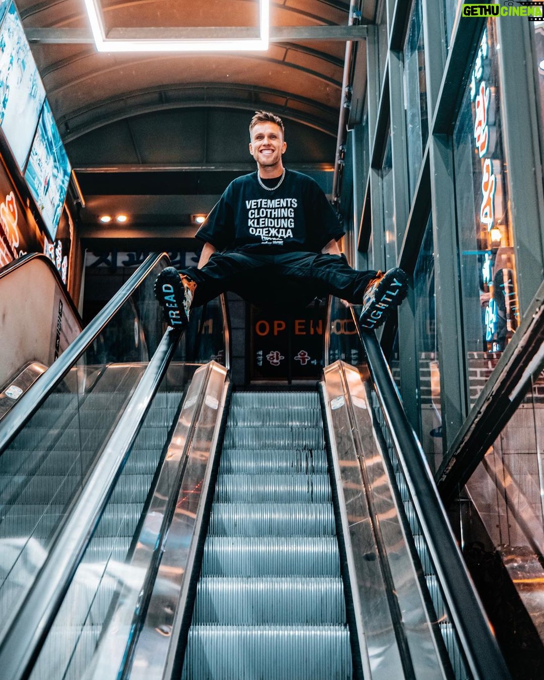 Nicky Romero Instagram - KOREA π°π· Its really hard to describe in words what we have witnessed last weekend, every single person in the crowd made the difference on this show. I have never seen so much unity, energy and love at one performance, thank you! β€οΈ Swipe for the memories λνλ―Όκ΅ λ§μΈ π°π· μ§λ μ£Όλ§ μ°λ¦¬κ° λͺ©κ²©ν νμ¬λ λ§λ‘ νν νμ§ λͺ»ν λ§νΌ μ’μμ΅λλ€. μ¬λ¬λΆλ€, ν μ¬λ ν μ¬λμ΄ μ΄ showλ₯Ό λ©μ§κ² λ§λ€μ΄ μ£Όμ
¨μ΅λλ€!!. ν 곡μ°μμ μ΄λ κ² λ§μ , μλμ§, μ¬λμ λ³Έ μ μ΄ μ§μ§ μ²μμ
λλ€. μ λ§λ‘ κ°μ¬ν©λλ€! β€οΈ μ¬μ§μ ν΅ν΄μ μΆμ΅μ λ΄κ²¨ λ΄€μ΅λλ€, Swipe ν΄ μ£ΌμΈμ Seoul, Korea