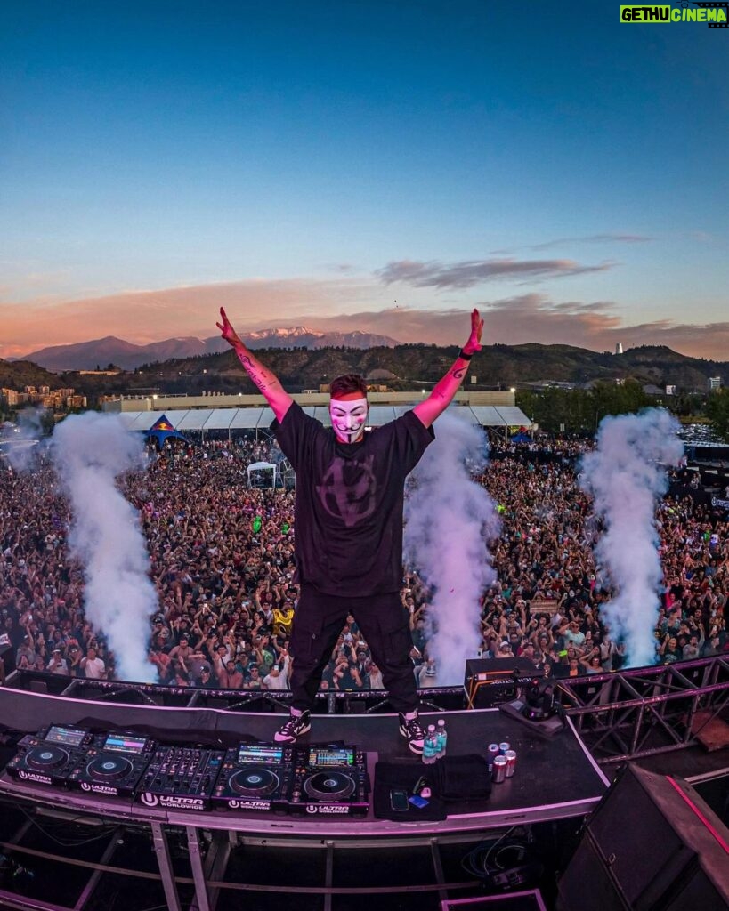 Nicky Romero Instagram - CHILE photodump! 🇨🇱 One of the most beautiful sceneries for a festival I’ve seen in a while. Te amo mucho ❤️ Santiago, Chile