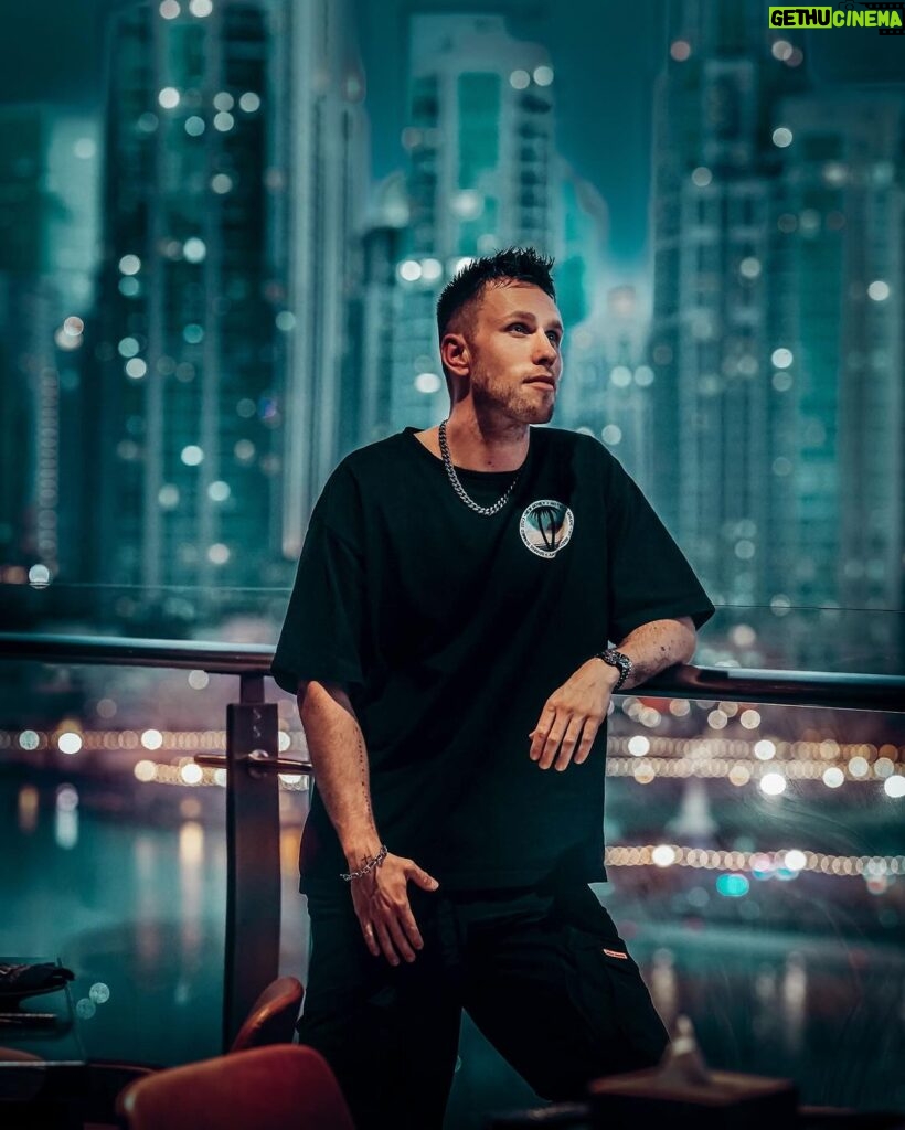 Nicky Romero Instagram - Who do you want me to work with in 2024? 😤 tell me here 👇🏼