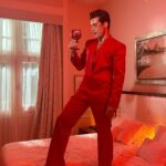 Nicolas Prattes Instagram - O meu Lado B do Baile da Vogue foi com @beefeaterbrasil ! O gin mais premiado do mundo* Só poderia render a melhor parceria do carnaval. Obrigado, Beefeater! #BaileVogueBeefeater #SeuLadoBDoVerão #VerãoBeefeater #TheSpiritOfLondon Beba com moderação. Não compartilhe com menores de 18 anos. #Publi *Baseado na premiação internacional de destilados de 2014 a 2022. Styling @marlonportugal ❤️ Make @sennarafael ❤️