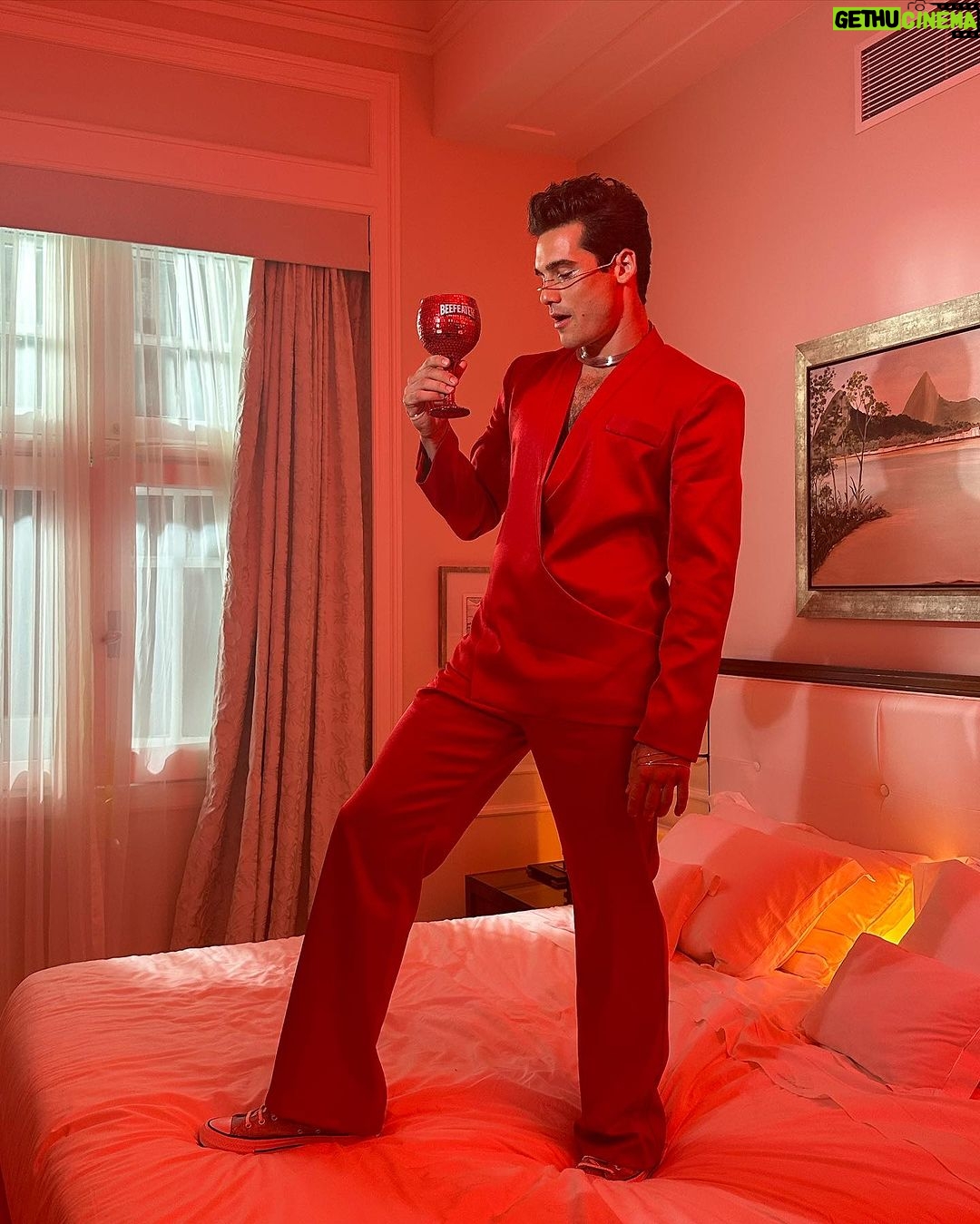 Nicolas Prattes Instagram - O meu Lado B do Baile da Vogue foi com @beefeaterbrasil ! O gin mais premiado do mundo* Só poderia render a melhor parceria do carnaval. Obrigado, Beefeater! #BaileVogueBeefeater #SeuLadoBDoVerão #VerãoBeefeater #TheSpiritOfLondon Beba com moderação. Não compartilhe com menores de 18 anos. #Publi *Baseado na premiação internacional de destilados de 2014 a 2022. Styling @marlonportugal ❤️ Make @sennarafael ❤️