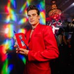 Nicolas Prattes Instagram - O meu Lado B do Baile da Vogue foi com @beefeaterbrasil ! O gin mais premiado do mundo* Só poderia render a melhor parceria do carnaval. Obrigado, Beefeater! #BaileVogueBeefeater #SeuLadoBDoVerão #VerãoBeefeater #TheSpiritOfLondon Beba com moderação. Não compartilhe com menores de 18 anos. #Publi *Baseado na premiação internacional de destilados de 2014 a 2022. Styling @marlonportugal ❤️ Make @sennarafael ❤️