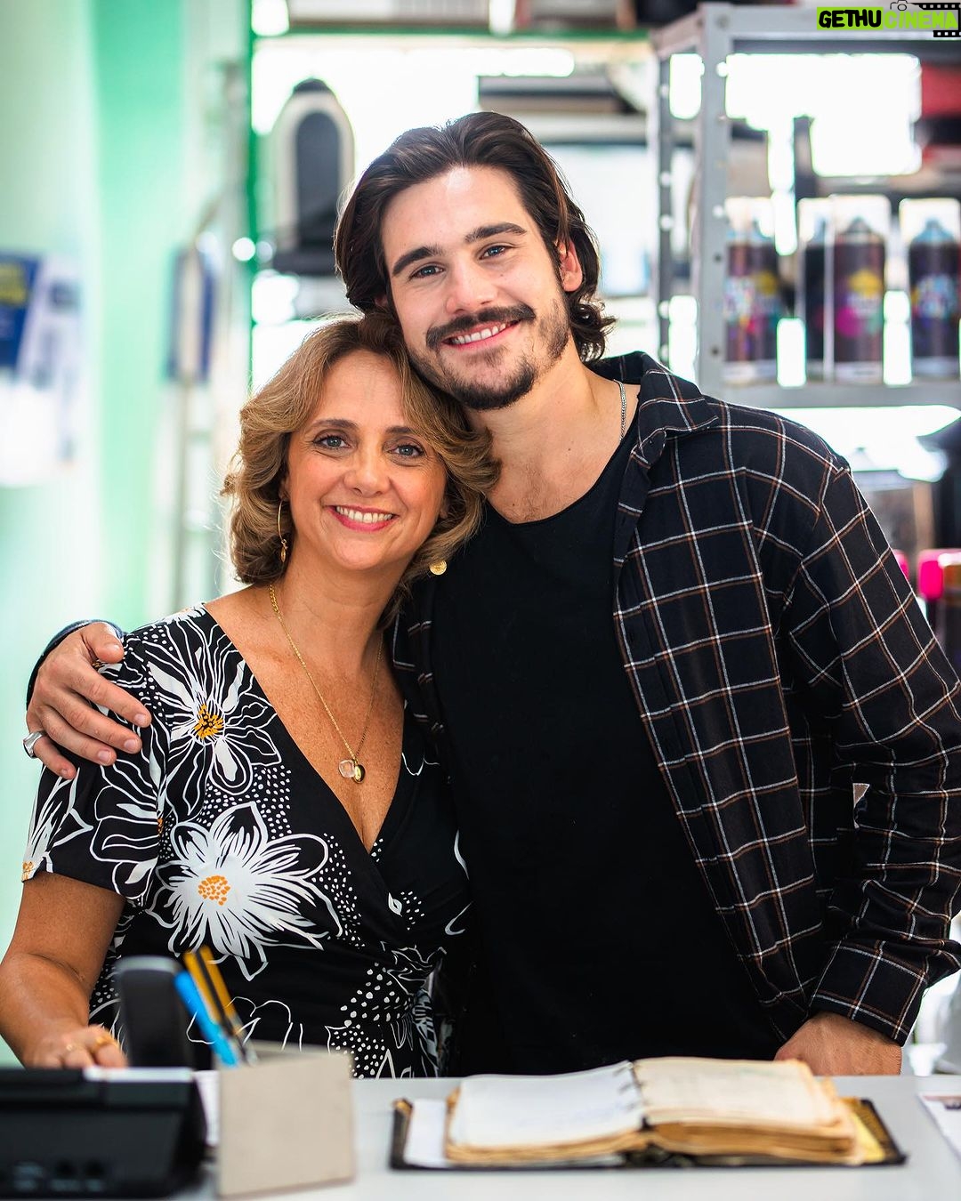 Nicolas Prattes Instagram - Hoje estreia a 2ª temporada de VICKY E A MUSA. fui convidado pra interpretar o “Davi” ao mesmo tempo em que fazia leituras e preparação de TODAS AS FLORES. Em alguns dias saia da gravação de Vicky e ia pra preparação de Todas as Flores. Ontem, Inclusive, Todas as flores ganhou o @rosedorawards ! Merecidamente🌟 As duas equipes me acolheram muito Bem. O Sagrado e o Lúdico, me alimentam. Sendo assim, A Busca Faz Sentido ❤️ Fotos de @andrehawk
