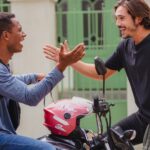 Nicolas Prattes Instagram - Hoje estreia a 2ª temporada de VICKY E A MUSA. fui convidado pra interpretar o “Davi” ao mesmo tempo em que fazia leituras e preparação de TODAS AS FLORES. Em alguns dias saia da gravação de Vicky e ia pra preparação de Todas as Flores. Ontem, Inclusive, Todas as flores ganhou o @rosedorawards ! Merecidamente🌟 As duas equipes me acolheram muito Bem. O Sagrado e o Lúdico, me alimentam. Sendo assim, A Busca Faz Sentido ❤️ Fotos de @andrehawk