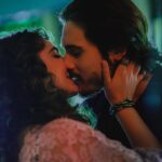 Nicolas Prattes Instagram - Hoje estreia a 2ª temporada de VICKY E A MUSA. fui convidado pra interpretar o “Davi” ao mesmo tempo em que fazia leituras e preparação de TODAS AS FLORES. Em alguns dias saia da gravação de Vicky e ia pra preparação de Todas as Flores. Ontem, Inclusive, Todas as flores ganhou o @rosedorawards ! Merecidamente🌟 As duas equipes me acolheram muito Bem. O Sagrado e o Lúdico, me alimentam. Sendo assim, A Busca Faz Sentido ❤️ Fotos de @andrehawk