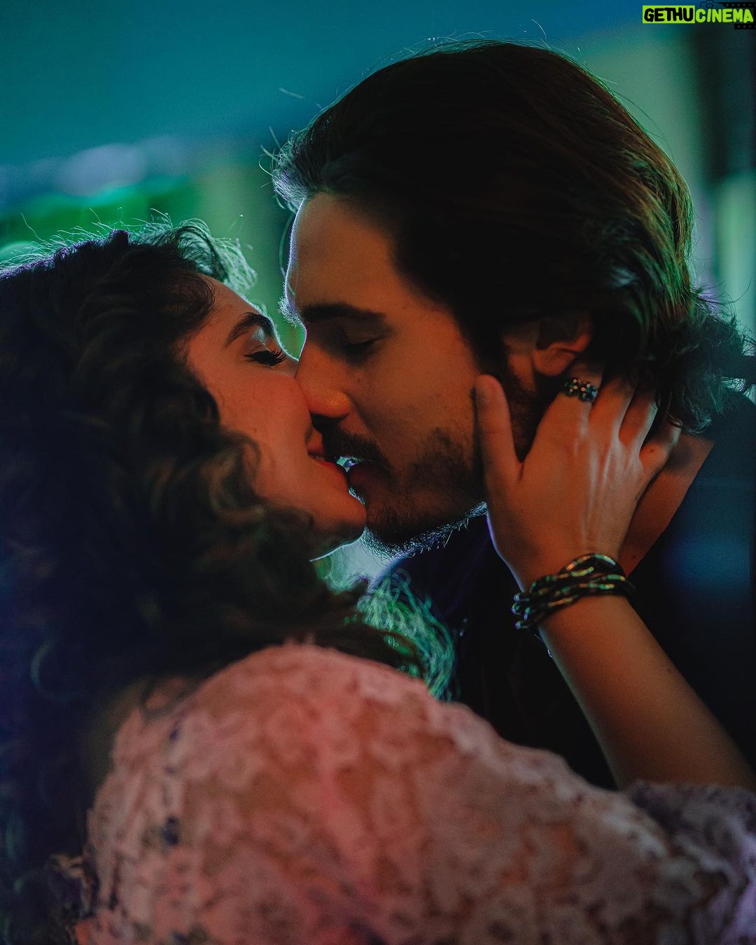 Nicolas Prattes Instagram - Hoje estreia a 2ª temporada de VICKY E A MUSA. fui convidado pra interpretar o “Davi” ao mesmo tempo em que fazia leituras e preparação de TODAS AS FLORES. Em alguns dias saia da gravação de Vicky e ia pra preparação de Todas as Flores. Ontem, Inclusive, Todas as flores ganhou o @rosedorawards ! Merecidamente🌟 As duas equipes me acolheram muito Bem. O Sagrado e o Lúdico, me alimentam. Sendo assim, A Busca Faz Sentido ❤️ Fotos de @andrehawk