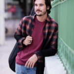 Nicolas Prattes Instagram - Hoje estreia a 2ª temporada de VICKY E A MUSA. fui convidado pra interpretar o “Davi” ao mesmo tempo em que fazia leituras e preparação de TODAS AS FLORES. Em alguns dias saia da gravação de Vicky e ia pra preparação de Todas as Flores. Ontem, Inclusive, Todas as flores ganhou o @rosedorawards ! Merecidamente🌟 As duas equipes me acolheram muito Bem. O Sagrado e o Lúdico, me alimentam. Sendo assim, A Busca Faz Sentido ❤️ Fotos de @andrehawk