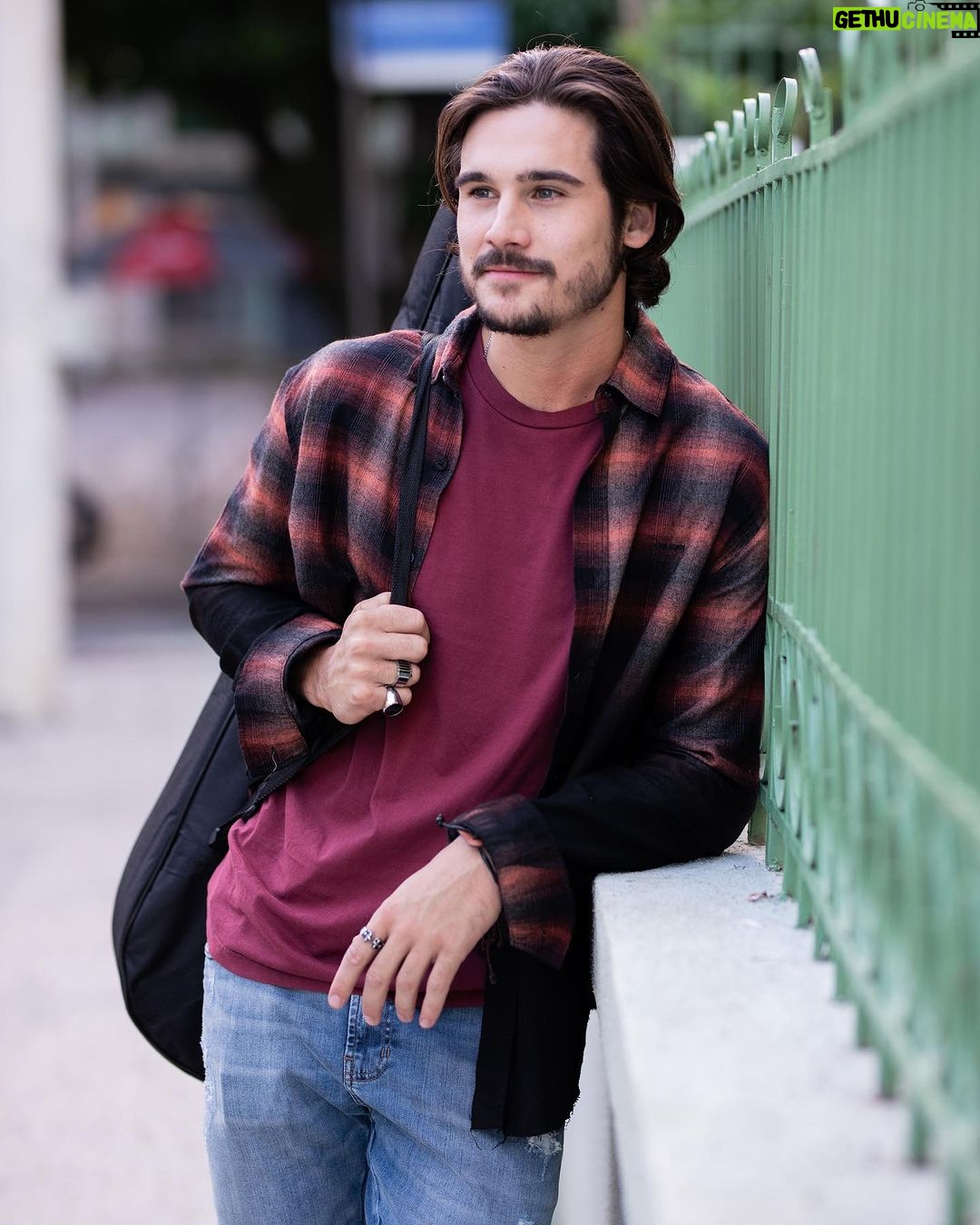 Nicolas Prattes Instagram - Hoje estreia a 2ª temporada de VICKY E A MUSA. fui convidado pra interpretar o “Davi” ao mesmo tempo em que fazia leituras e preparação de TODAS AS FLORES. Em alguns dias saia da gravação de Vicky e ia pra preparação de Todas as Flores. Ontem, Inclusive, Todas as flores ganhou o @rosedorawards ! Merecidamente🌟 As duas equipes me acolheram muito Bem. O Sagrado e o Lúdico, me alimentam. Sendo assim, A Busca Faz Sentido ❤️ Fotos de @andrehawk