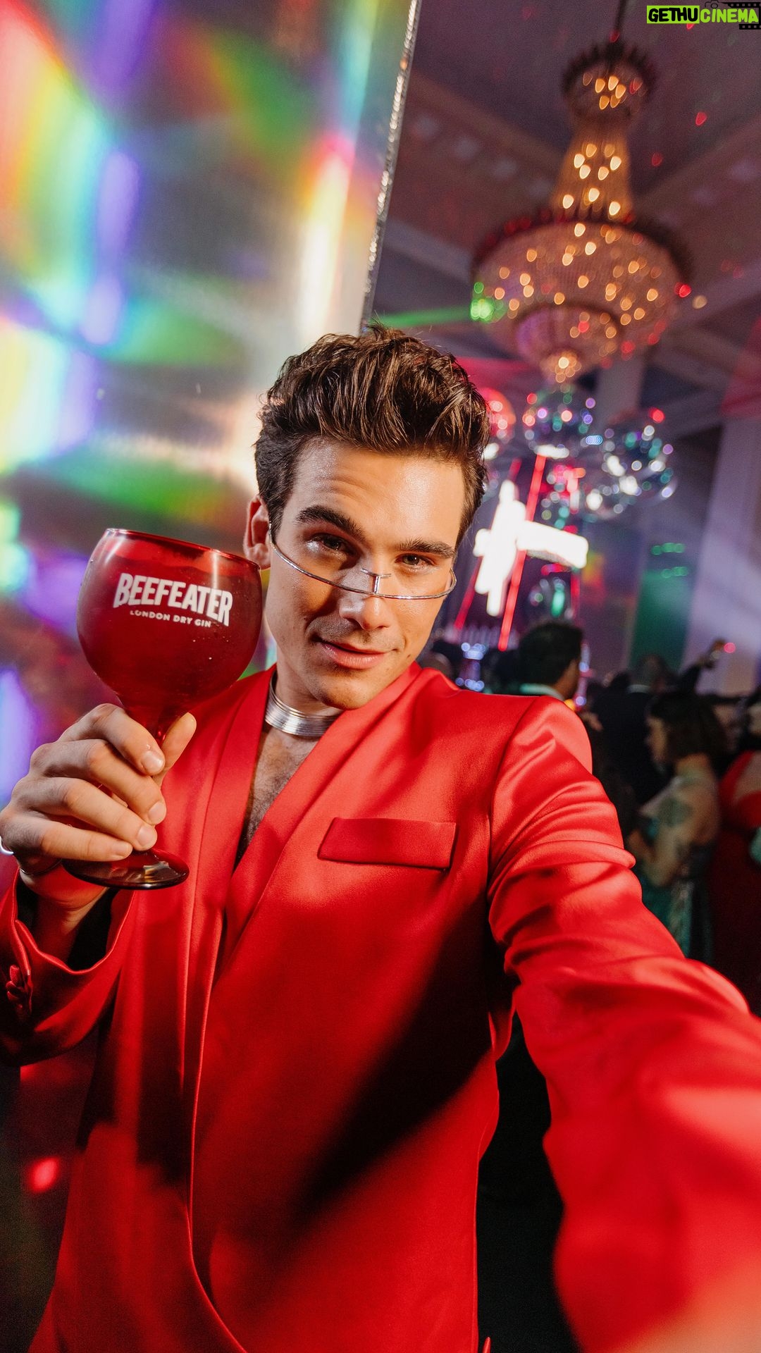 Nicolas Prattes Instagram - Qual o Lado B do Baile? @beefeaterbrasil me convidou para o Baile da Vogue e a experiência foi INCRÍVEL! E ainda me convenceram a mostrar o meu Lado B pra vocês. #BaileVogueBeefeater #SeuLadoBDoVerão #VerãoBeefeater #TheSpiritOfLondon • Beba com moderação. Não compartilhe com menores de 18 anos #Publi