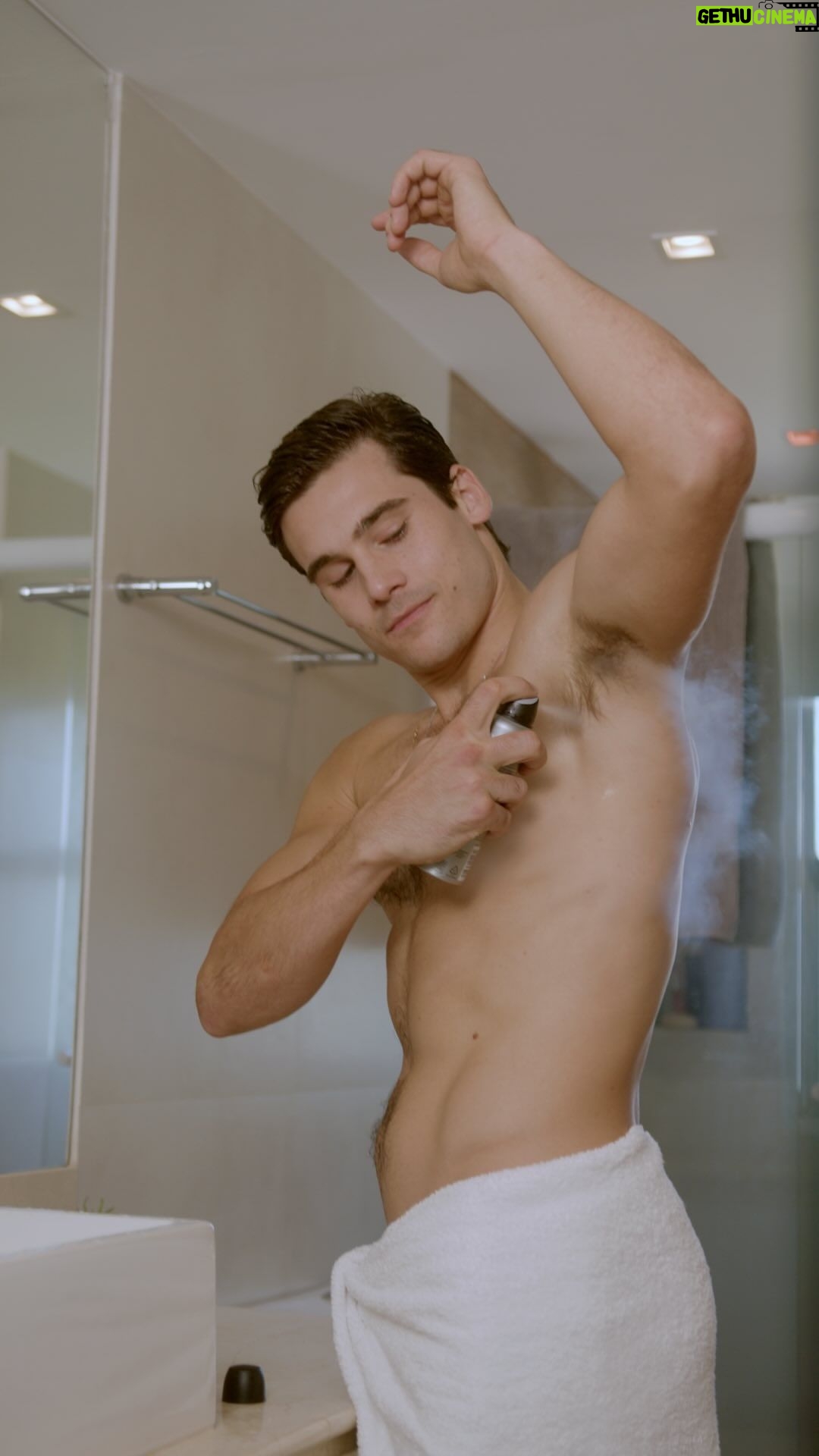 Nicolas Prattes Instagram - Aquela correria que a gente ama por aqui! E ainda bem que tem Rexona Clinical com 3x mais proteção pra quem, assim como eu, se movimenta ao 3xtremo junto com @rexonabrasil ! Boraaaa! #RexonaClinical #desafio3xtremo #publi