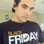 Nicolas Prattes Instagram - A cara de quem tá Aproveitando a BLACK FRIDAY da @asicsbrasil e saiu pra Correr com a Blusa pra Todo mundo saber que é SÓ HOJE !!!!! Tem link nos Stories 💙 CORRE!!!!!!!! (literalmente) 😂⚡️