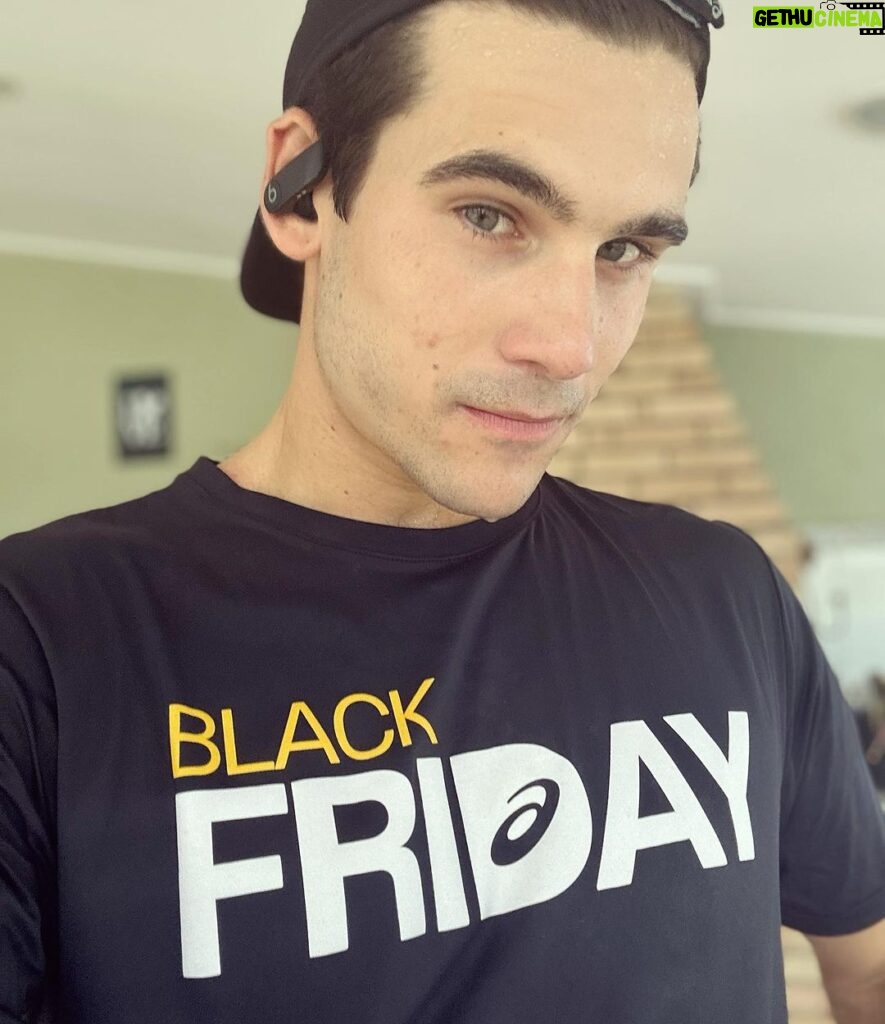 Nicolas Prattes Instagram - A cara de quem tá Aproveitando a BLACK FRIDAY da @asicsbrasil e saiu pra Correr com a Blusa pra Todo mundo saber que é SÓ HOJE !!!!! Tem link nos Stories 💙 CORRE!!!!!!!! (literalmente) 😂⚡️