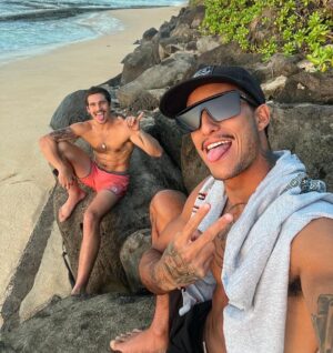 Nicolas Prattes Instagram - Hoje é Dia Dele, My Little, meu irmão de vida, Alma Cristalina.
Te Amo Demais, Daqui a pouco a gente tá Junto ❤️🦦