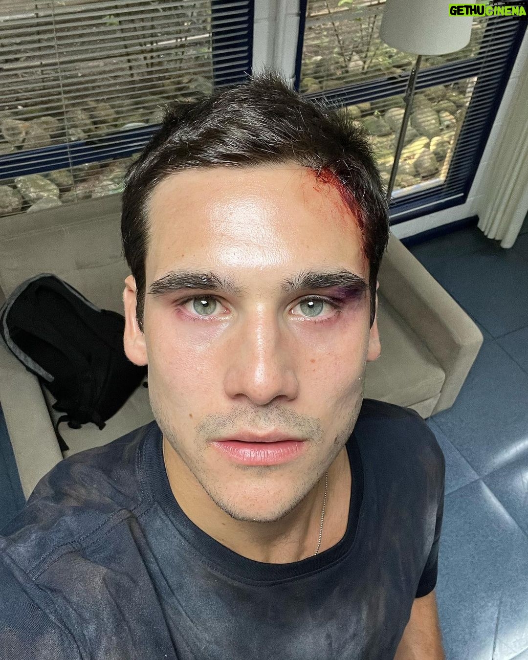 Nicolas Prattes Instagram - Invadi o celular do @nicolasprattes e trago fotos dos bastidores de #TodasAsFlores para vocês 💐 Vocês amam o Diego igual a mim?
