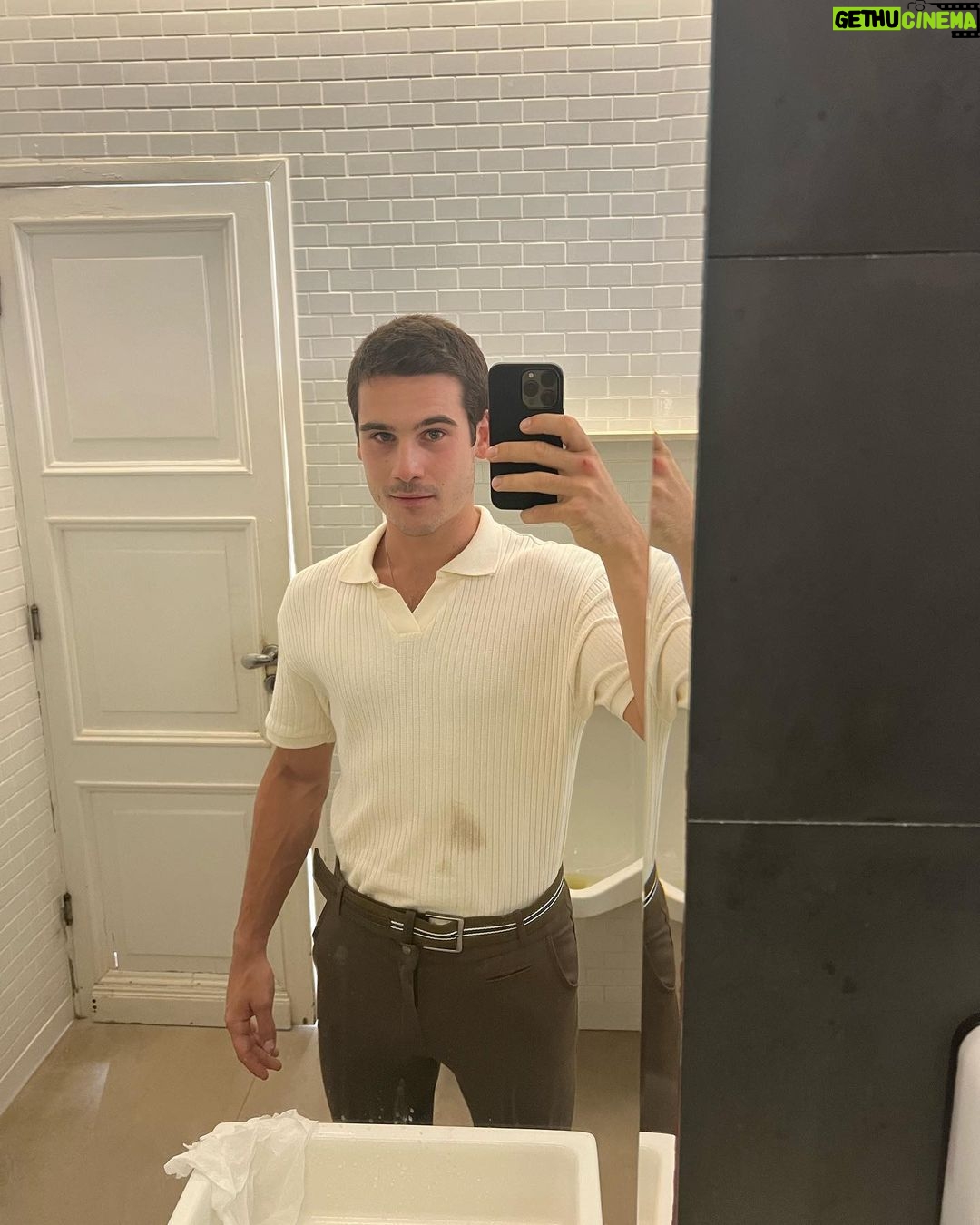 Nicolas Prattes Instagram - Invadi o celular do @nicolasprattes e trago fotos dos bastidores de #TodasAsFlores para vocês 💐 Vocês amam o Diego igual a mim?