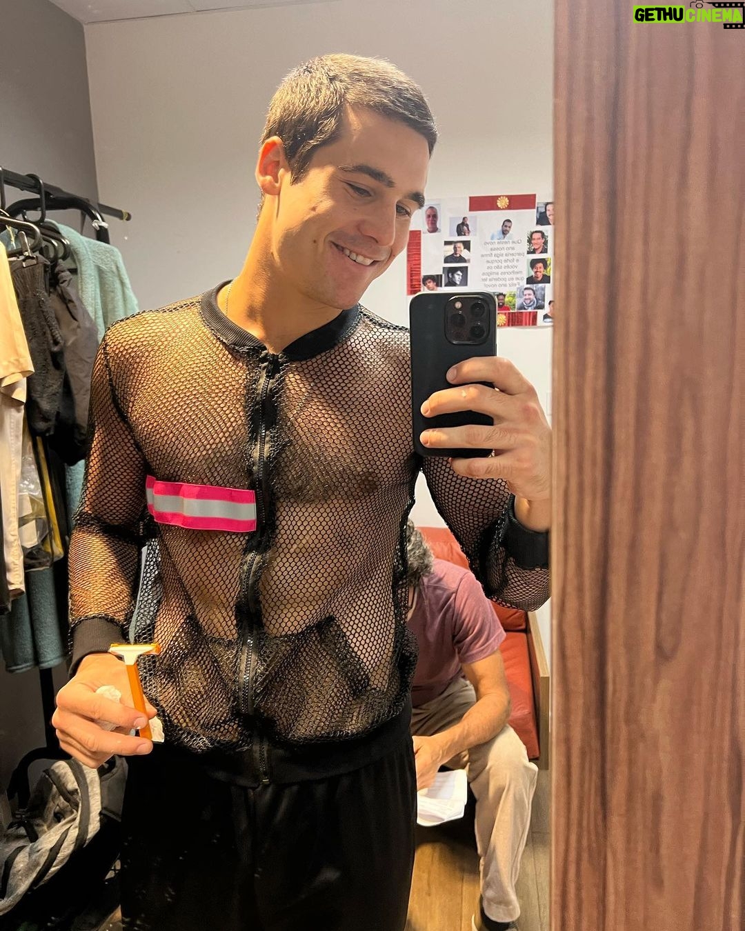 Nicolas Prattes Instagram - Invadi o celular do @nicolasprattes e trago fotos dos bastidores de #TodasAsFlores para vocês 💐 Vocês amam o Diego igual a mim?