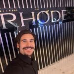 Nicolas Prattes Instagram – Invadi o celular do @nicolasprattes e trago fotos dos bastidores de #TodasAsFlores para vocês 💐 Vocês amam o Diego igual a mim?