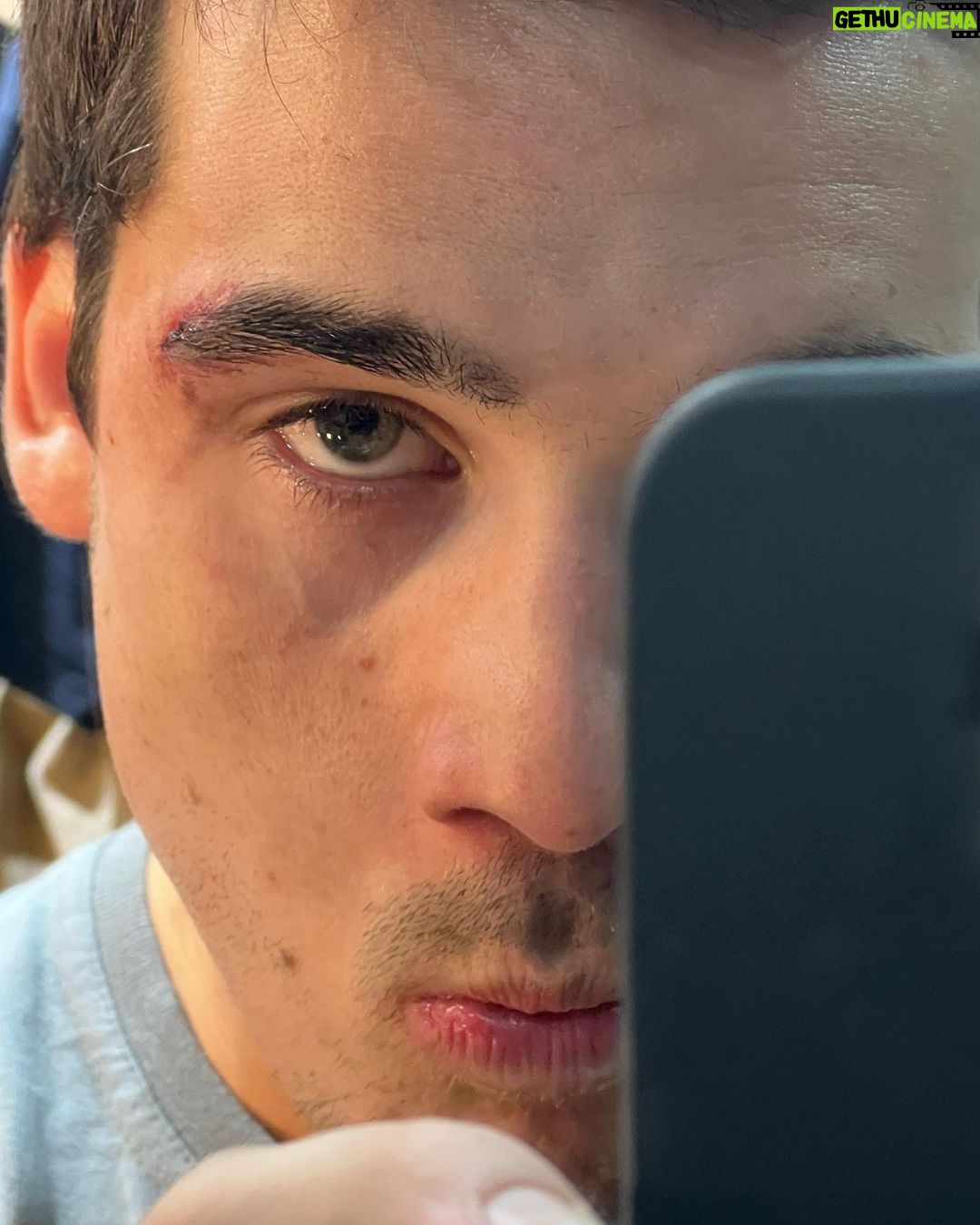 Nicolas Prattes Instagram - Invadi o celular do @nicolasprattes e trago fotos dos bastidores de #TodasAsFlores para vocês 💐 Vocês amam o Diego igual a mim?