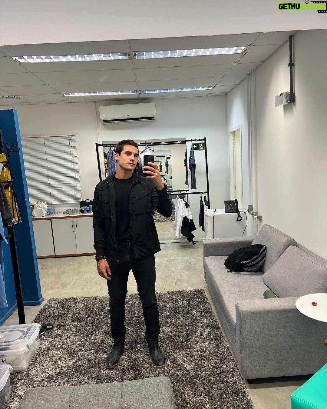 Nicolas Prattes Instagram - Invadi o celular do @nicolasprattes e trago fotos dos bastidores de #TodasAsFlores para vocês 💐 Vocês amam o Diego igual a mim?